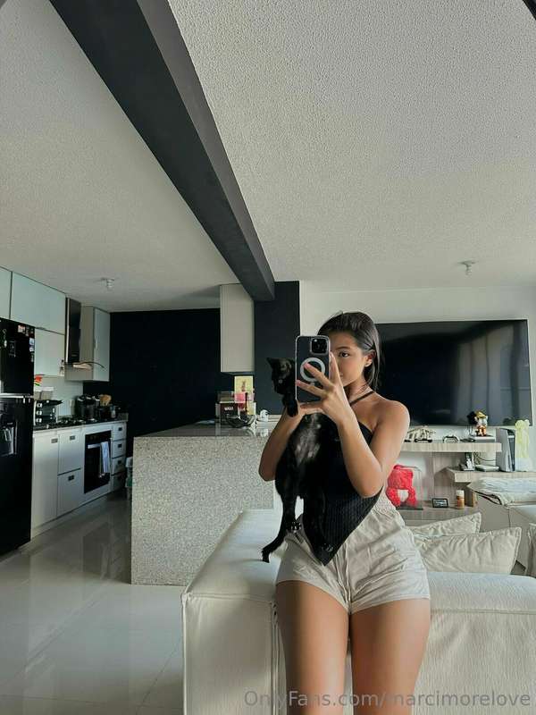 ok don’t lie… me or the kitty? 😉