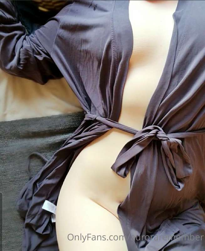 Dressing gown and nothing else 🤭❤

*Tip for a titty and puss..