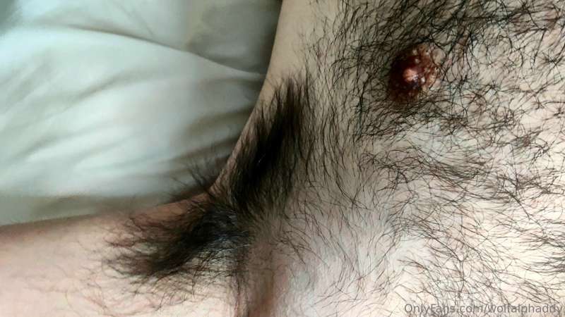 Playing with my long pubes. Nice cum shot at the end 🥵🥵🥵