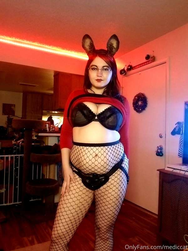 🐰MamaBun themed while posing with some cheap strap-on! 😈

🎉S..