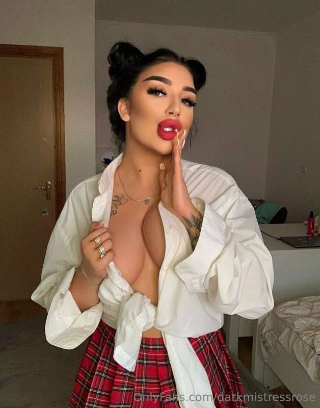 @emilia_brunn  WITH BIG NATURAL BOOBS 😈 THIS AMAZING BRUNETT..