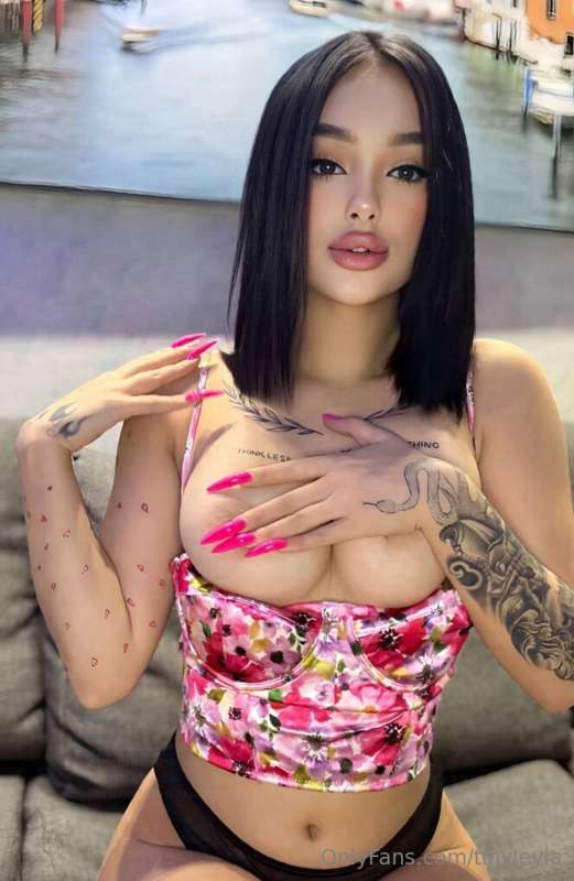 ❤️FREE SUBSCRIPTION❤️
Write to her 👉@mee_zee, she is online ..