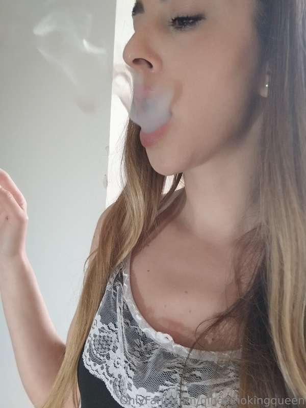 ginasmokingqueen image #1