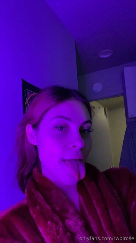 wouldn’t you like to cum on my tongue 🥳