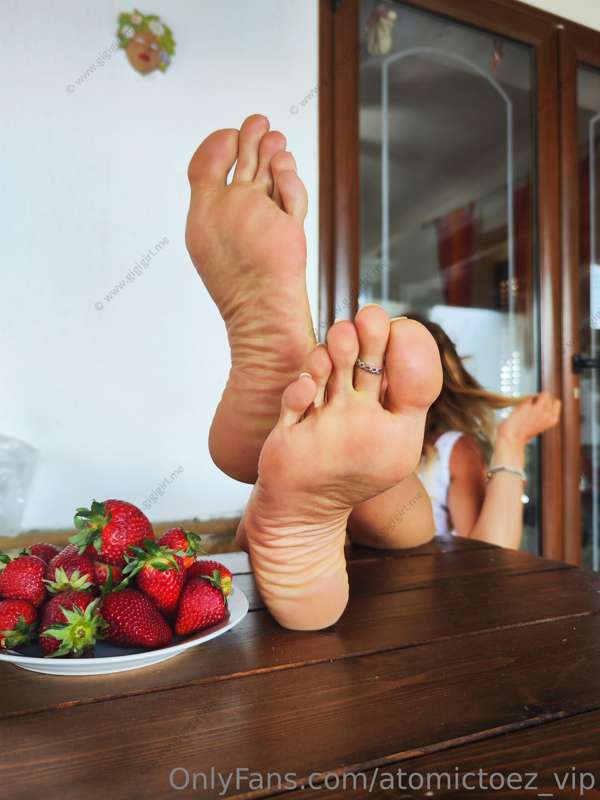 Do you like my strawberries? 😏🍓

SWIPE ➡️ for more photos