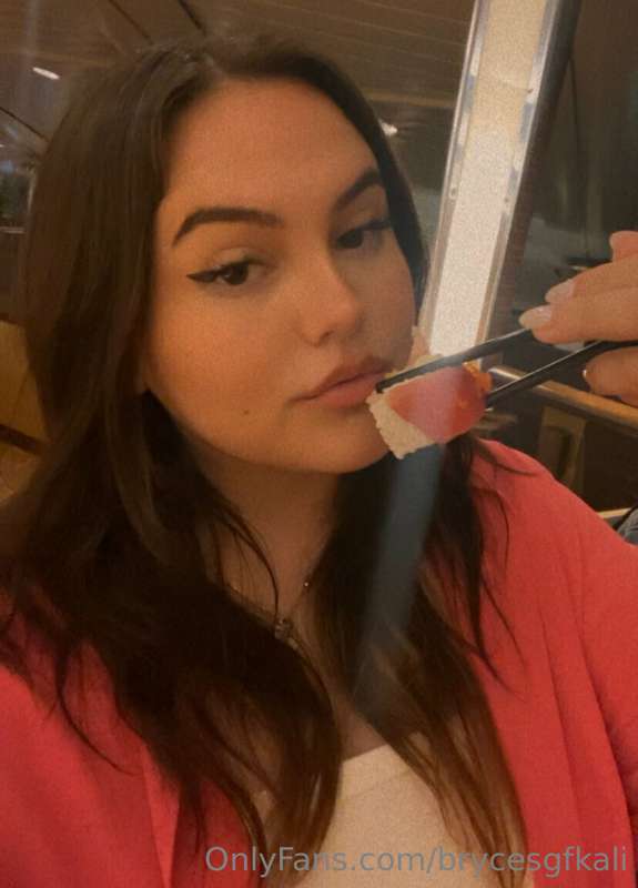 did you know sushi is my favorite food??😋🍣