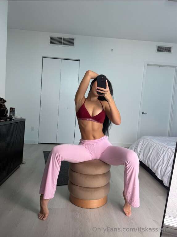 Woke up aching and needy… who’s sliding in first? 🍆💦