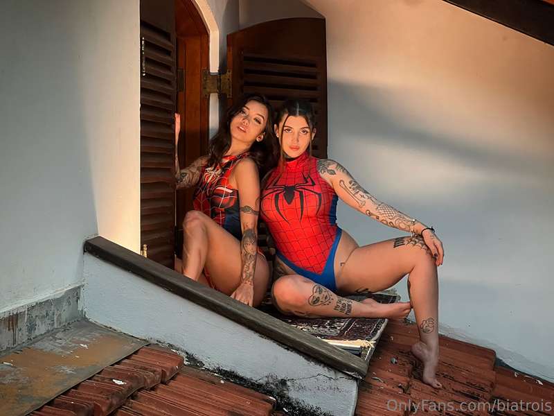 I think I saw two spiders on the roof 💋🕷️ @luluvalotta