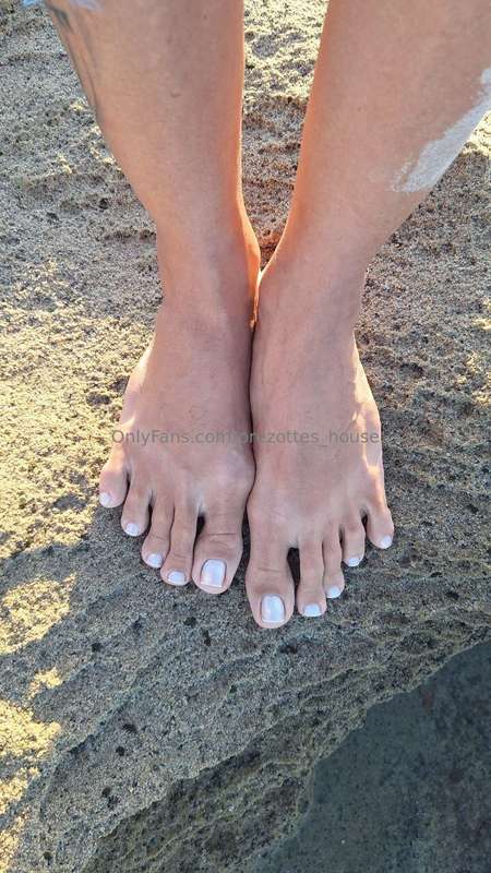 🇺🇲Today I took my feet to the beach🇮🇹Oggi ho portato i piedi..