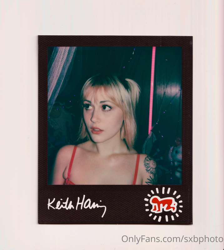 Photo gallery of @aziebugx.

Polaroids of @aziebugx in a lit..