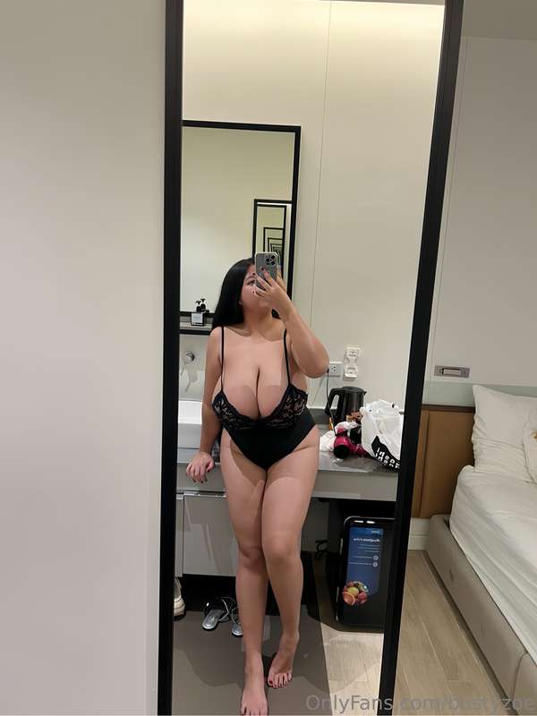 bustyzoe