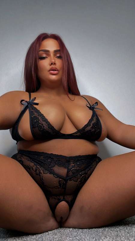 ***FREEBIE*** has been sent out to my renews!! Check DMS 😍💦🖤