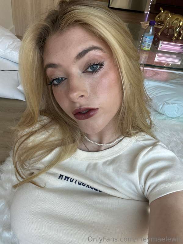 rileymaelewis photo