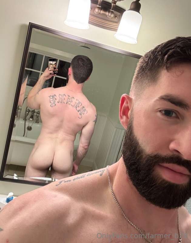 Some gym selfies today 😏. I have a zoom meeting tomorrow so ..