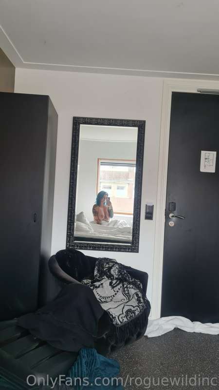 I love a naked mirror photo, hotels always have the best mir..