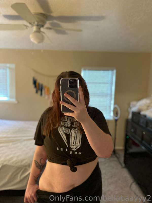 My sexy curves turn me on even in my lounge clothes 😩