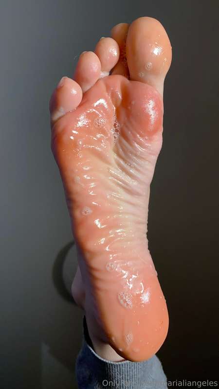 They're so wet and drippy🤤💦