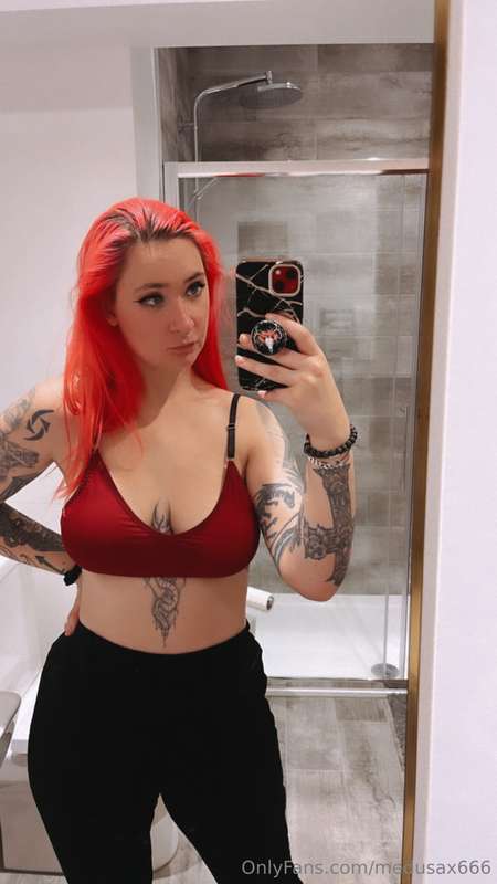 Swipe for a little more than a nip slip…👉🤭