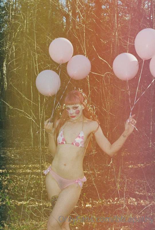 they all float 🤡🎈// 35mm shot by @kilogram973

*full clown n..