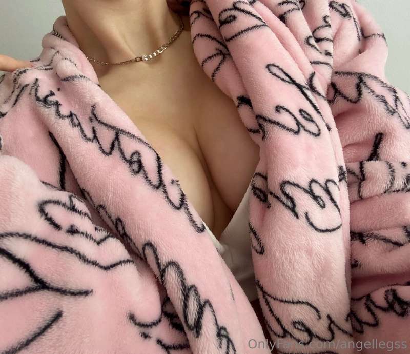 🍒 in my robe (only) 👀