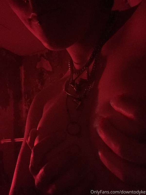 Red lighting makes everything sexier 😛