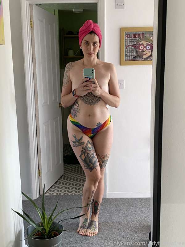 Post shower time fun 😘 see more for only $4 at Onlyfans.com/..