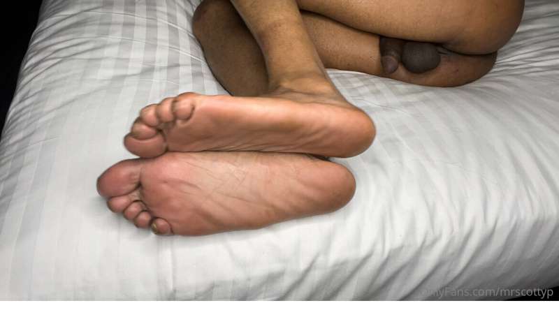 Any feet lovers around this bitch ? DM ME