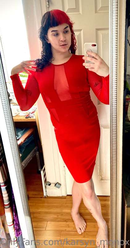 Feeling delicious as fuck in this tight red dress 🔥