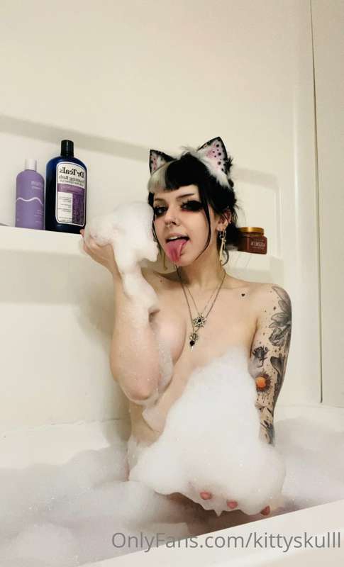 I taking  a cat bath wanna watch?😉 watch me wash my feet and..