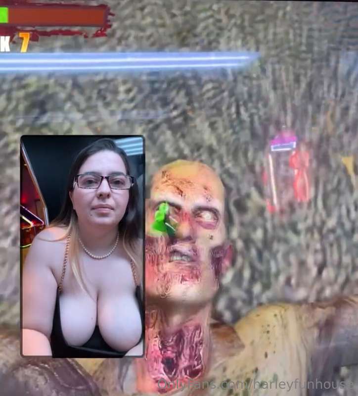 Do you guys like girls who game ? (Yes that is my face haha)