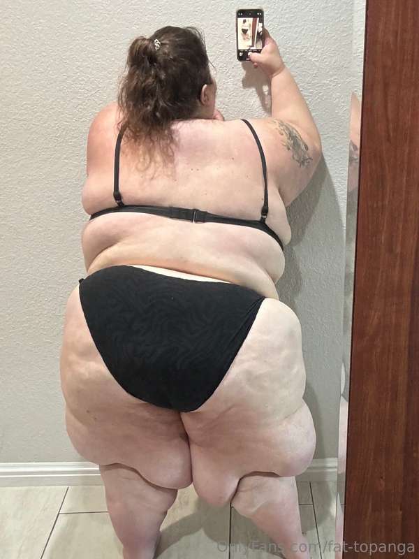 just a lil booty post 😌 but also… a big thigh post👀