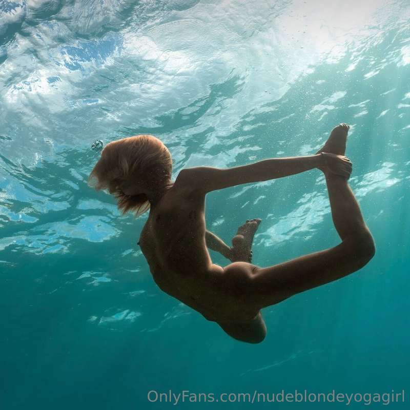 nudeblondeyogagirl
