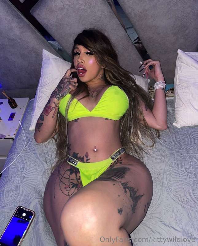 This clothes are in my way🔥 Want to help me take them off? 😈..