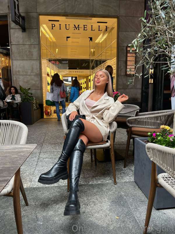 Girl from Milano is sending you a kiss💋💋
💎Write me to get it..