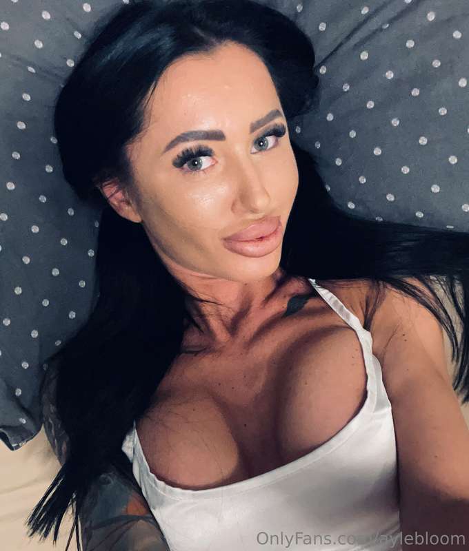 “Get an exclusive peek into my world.” 😈