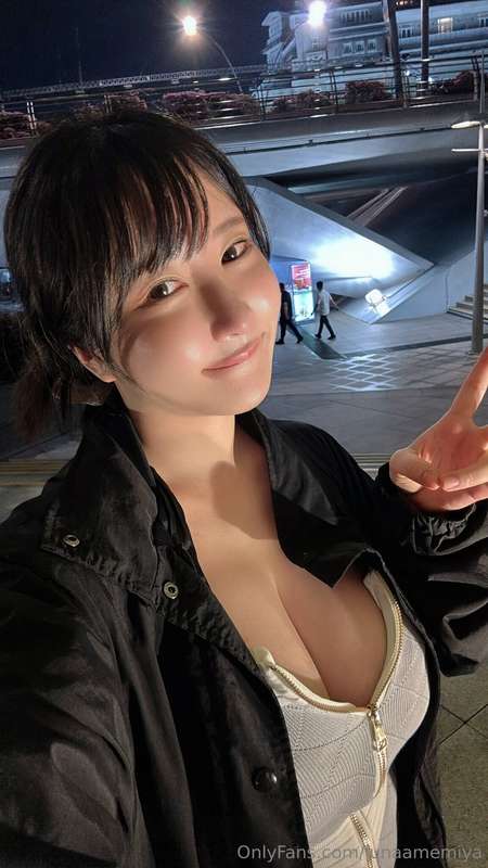 Nighttime stroll date🚶‍♀️💕 Anyone want to go with Luna?