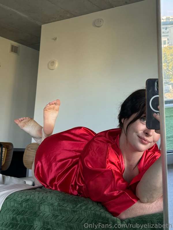 This robe is doing its best but should I let it slip? 😉