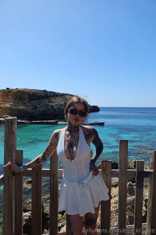 Vacation is the hottest time of the year! Don't you agree?😈